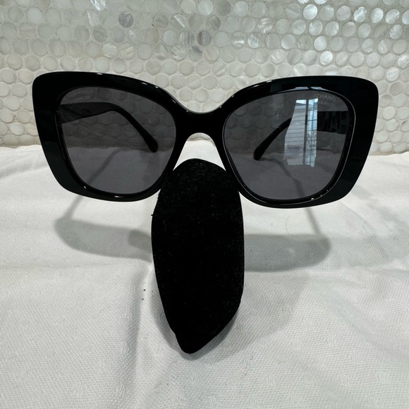 **SOLD**AUTHENTIC CHANEL STRASS SUNGLASSES - Picture 4 of 6